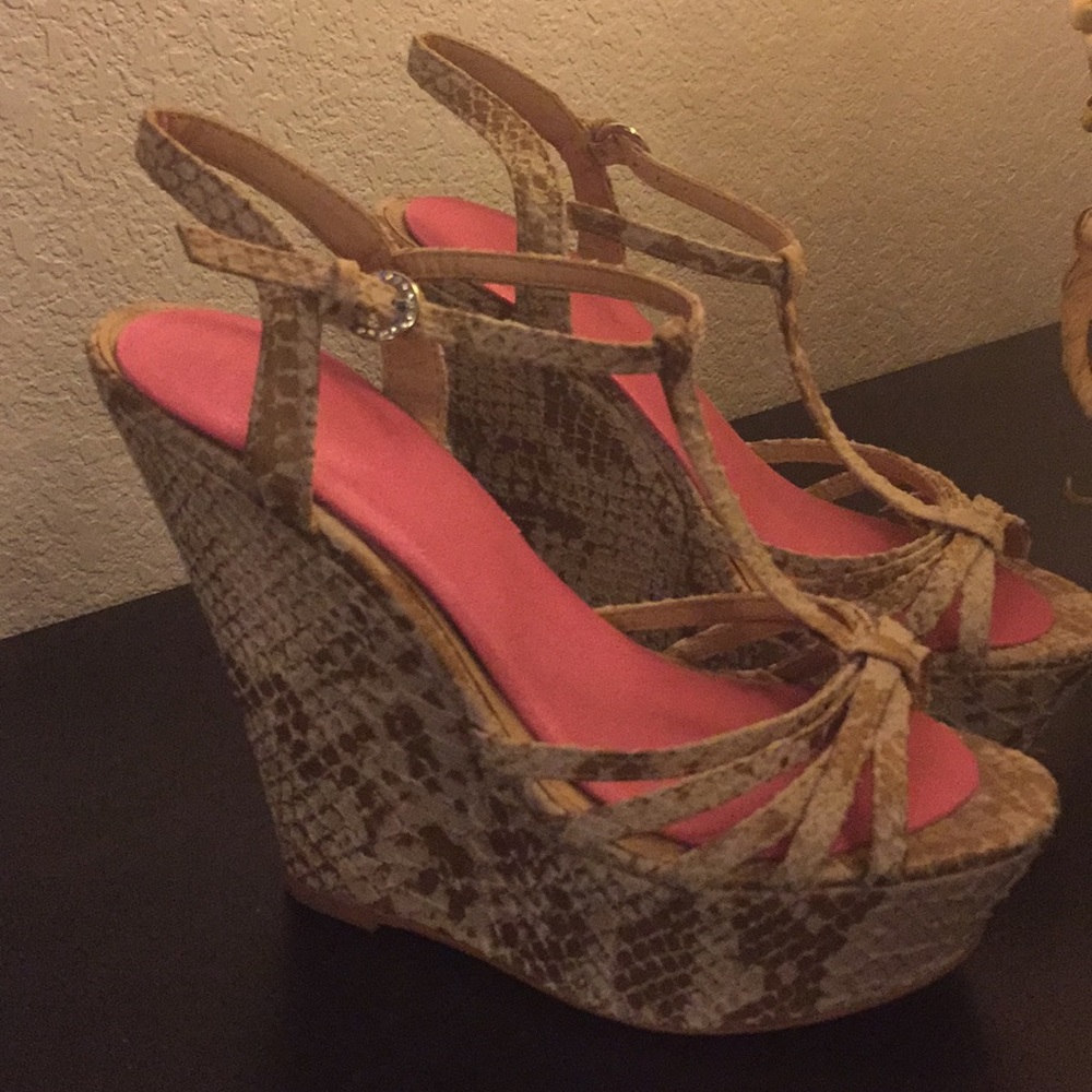 VS wedges, t-strap, snakeskin print, size 6